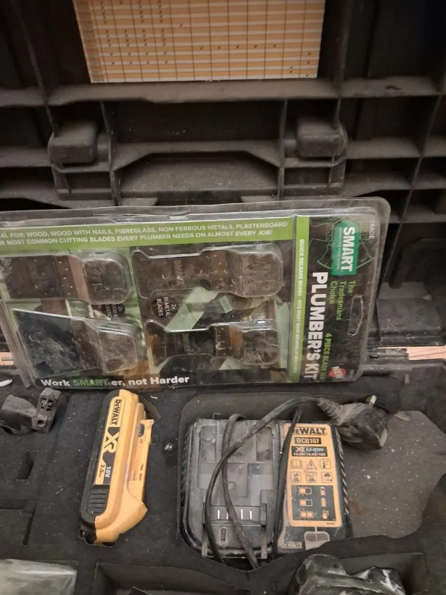 Dewalt multi tool with blades - Image 2