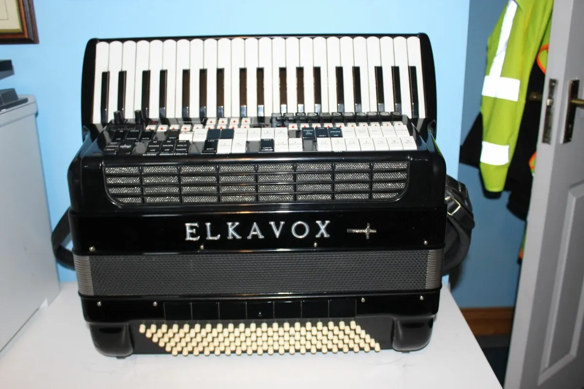 Elkavox 83 Midi Accordion with  BK 7M Expander - Image 1