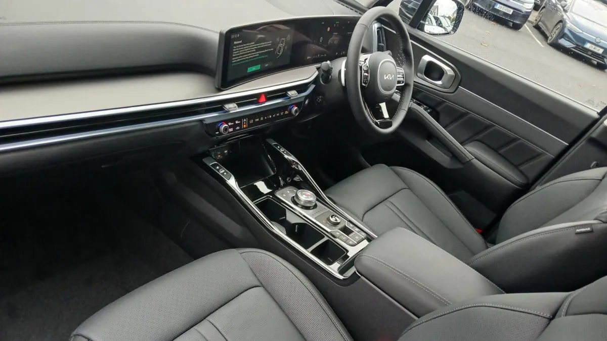 Kia Sorento 1.6 PHEV SEM **7 SEATER, AUTOMATIC, PA - Image 3