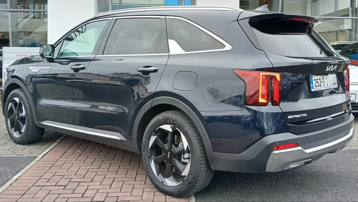 Kia Sorento 1.6 PHEV SEM **7 SEATER, AUTOMATIC, PA - Image 4