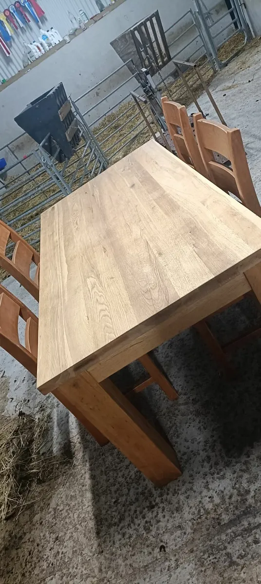 Kitchen table and chairs - Image 1