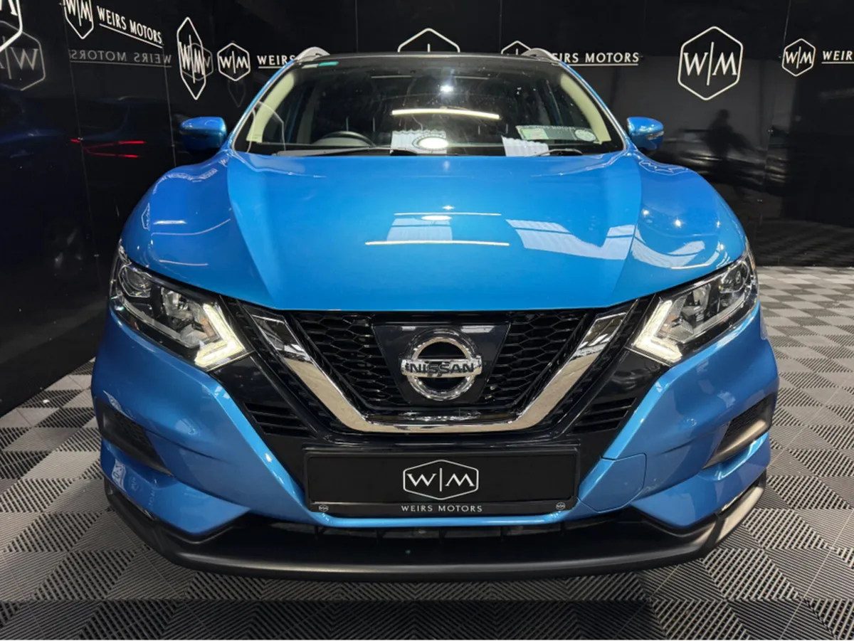 Nissan Qashqai 1.2 SV CVT 18 4DR AUTO ONE OWNER - Image 3