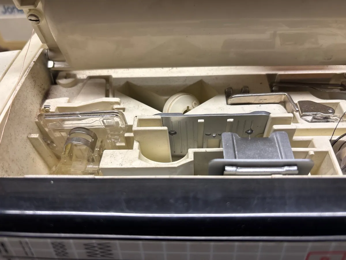 Singer sewing machine - Image 3