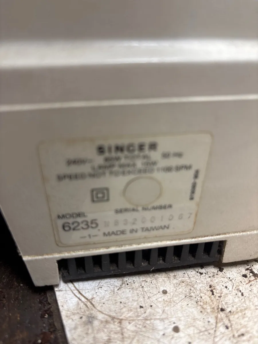 Singer sewing machine - Image 4