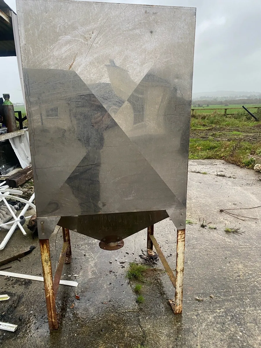 Small stainless steel silo - Image 1