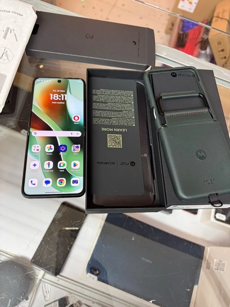 Motorola RAZR 60 Ultra 16GB RAM 512GB Pantone Scarab  Brand New  Unlocked - Image 3