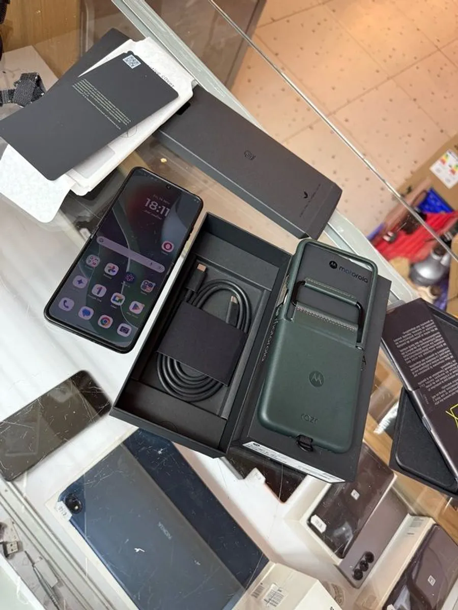 Motorola RAZR 60 Ultra 16GB RAM 512GB Pantone Scarab  Brand New  Unlocked - Image 4