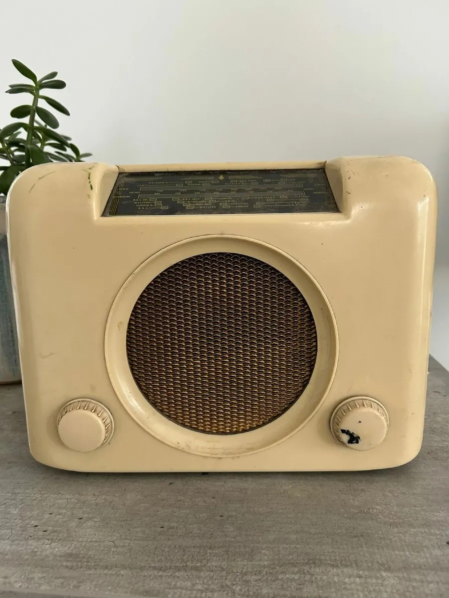 Bush bakelite radio - Image 1