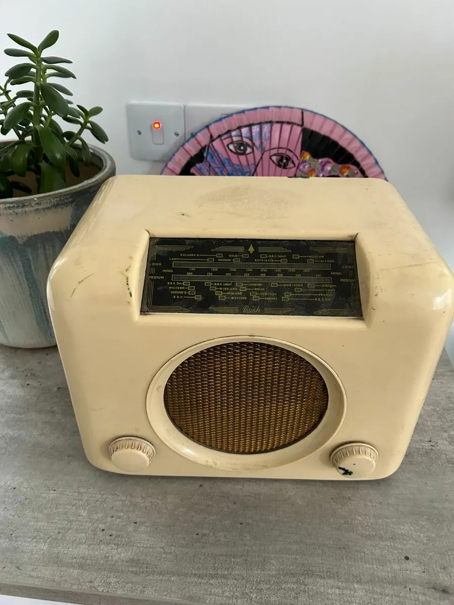 Bush bakelite radio - Image 2