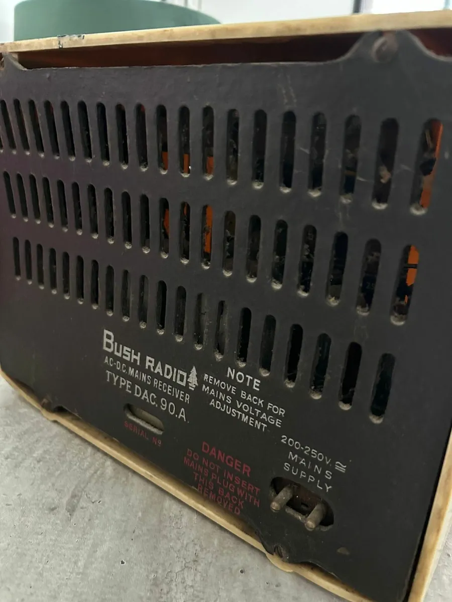Bush bakelite radio - Image 3