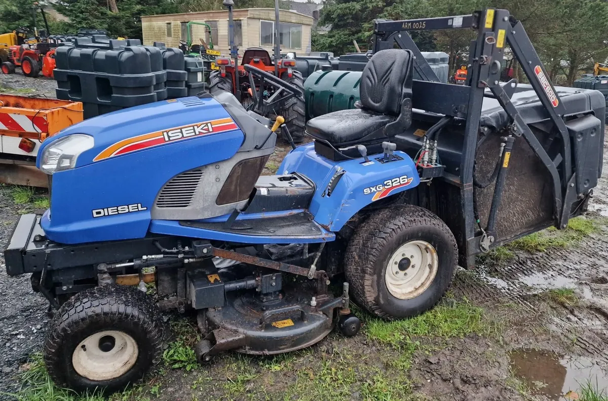 ISEKI SXG326 Hi Tip Ride on Mower Lawnmower - Image 4