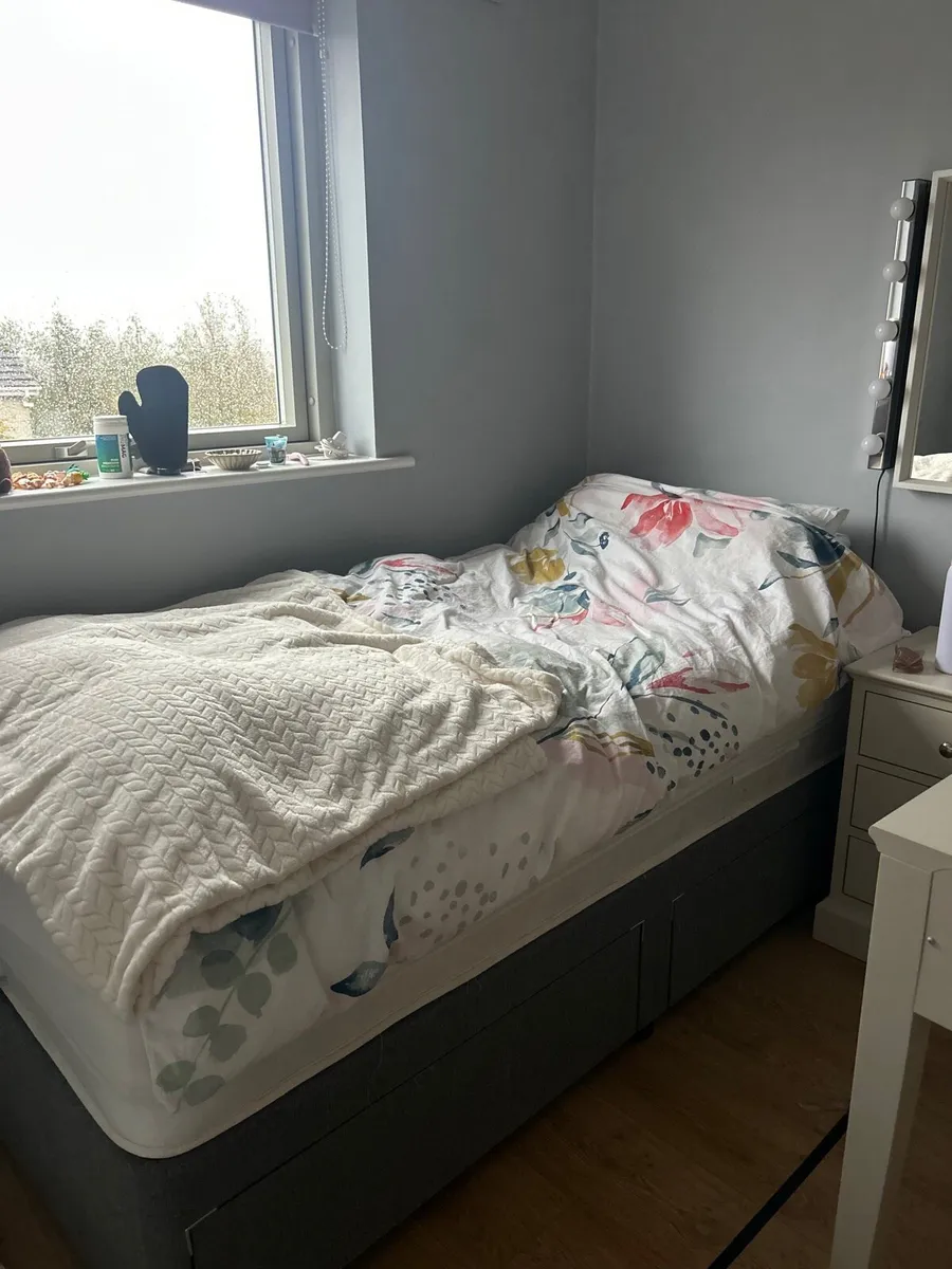 Bed and vanity with lights - Image 1