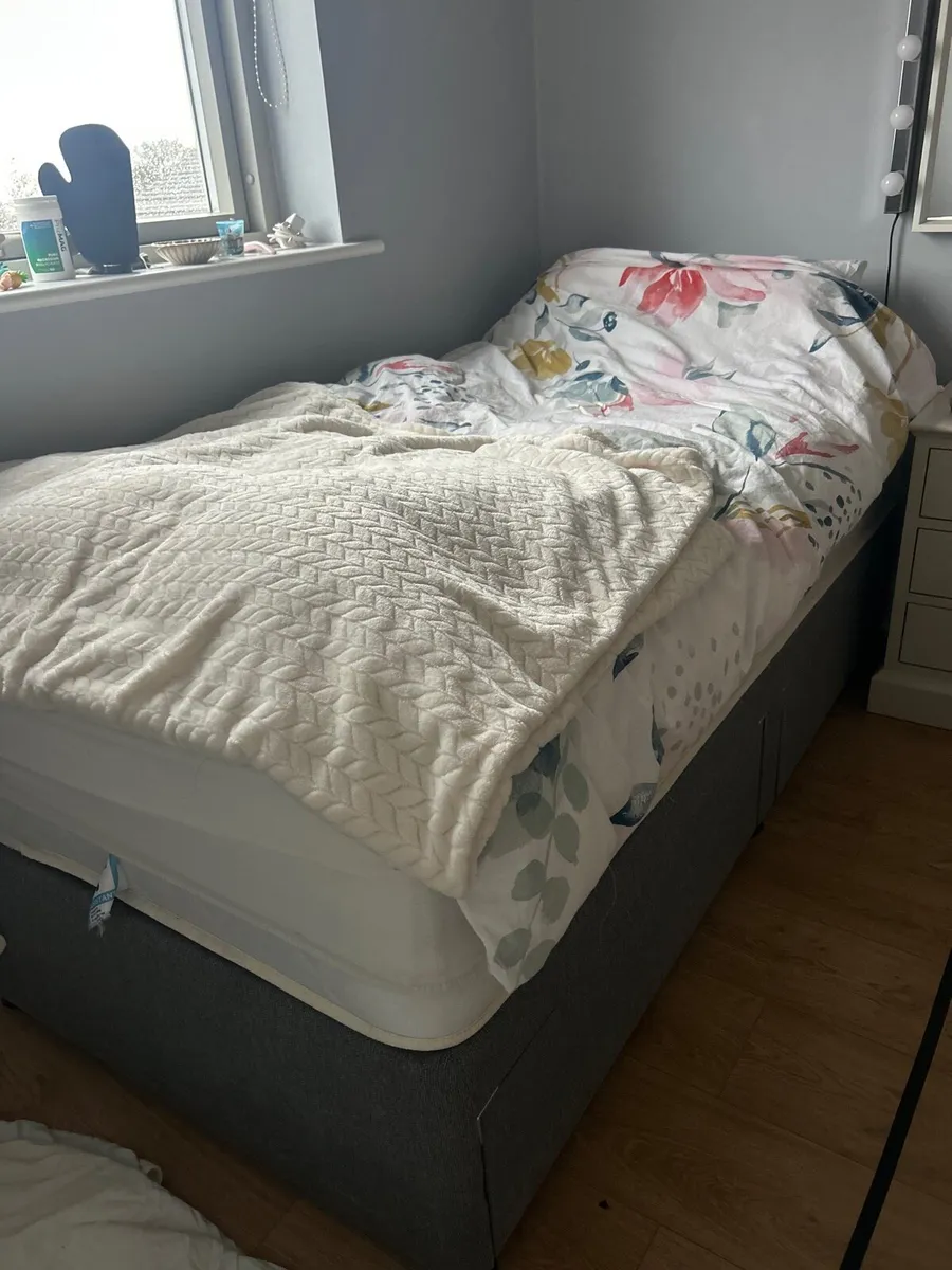 Bed and vanity with lights - Image 2