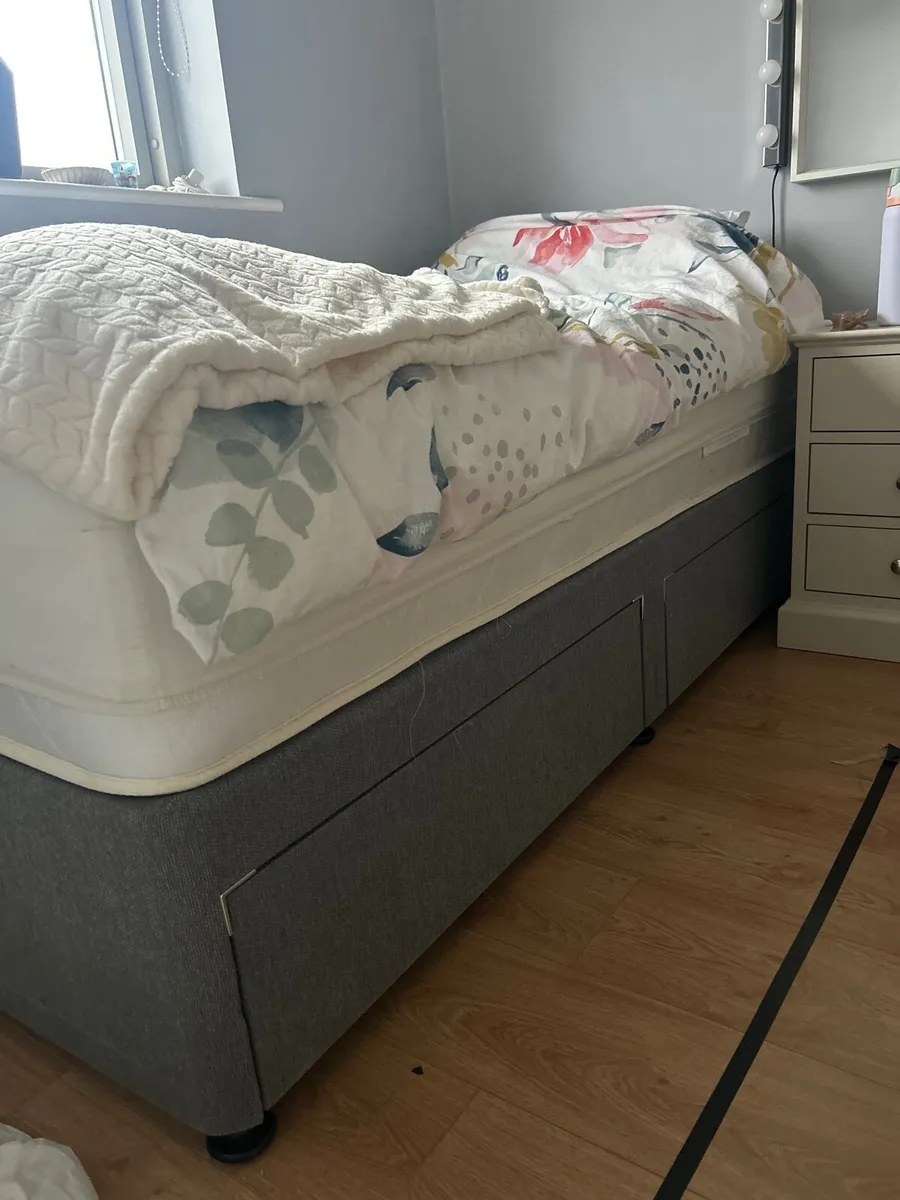 Bed and vanity with lights - Image 3