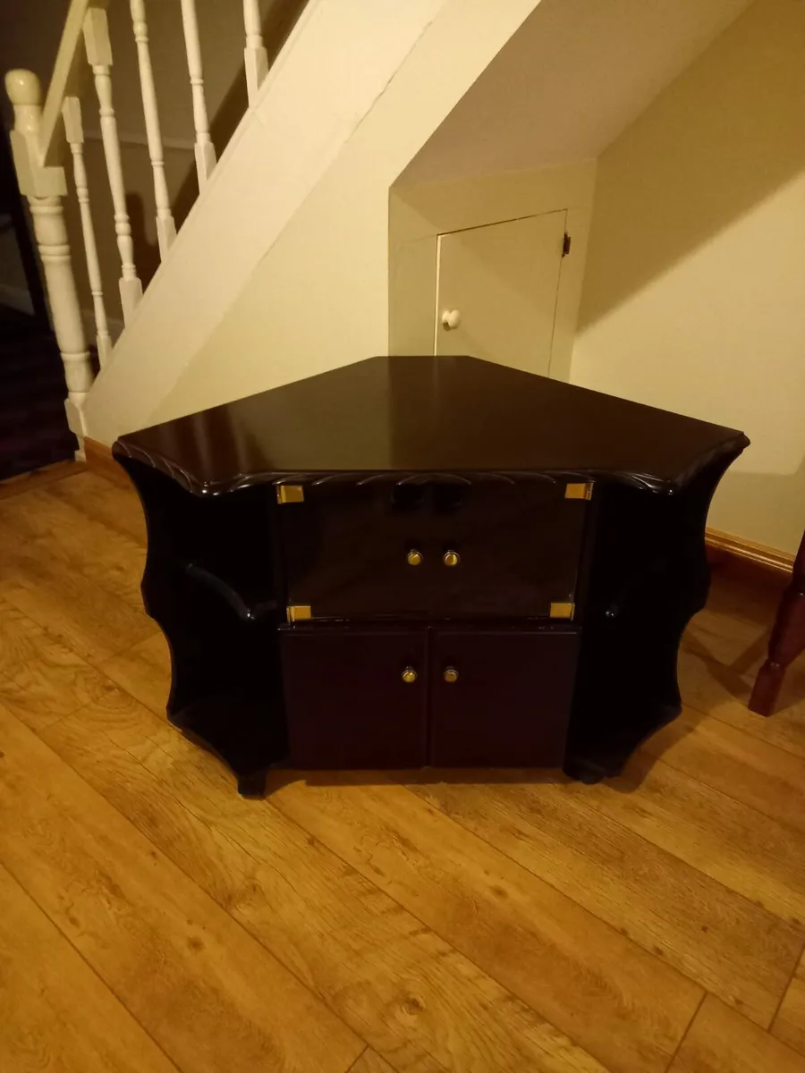 Stand and table - Image 1