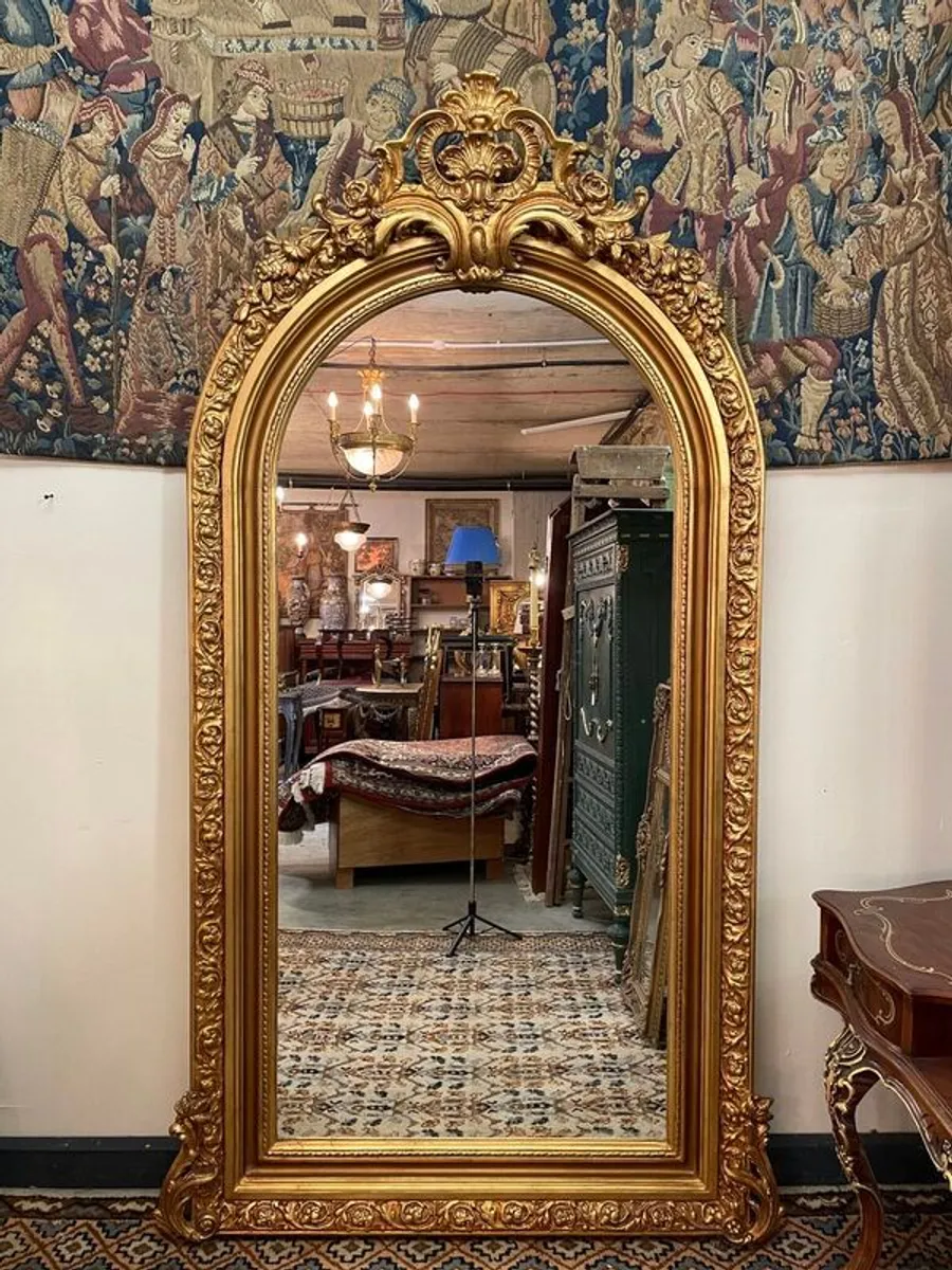 Beautiful Arch-Top French Gilt Mirror with Scroll & Foliage Detail - Image 1