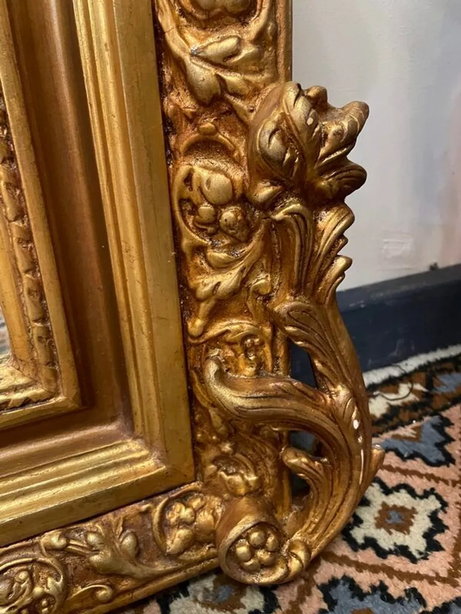 Beautiful Arch-Top French Gilt Mirror with Scroll & Foliage Detail - Image 4