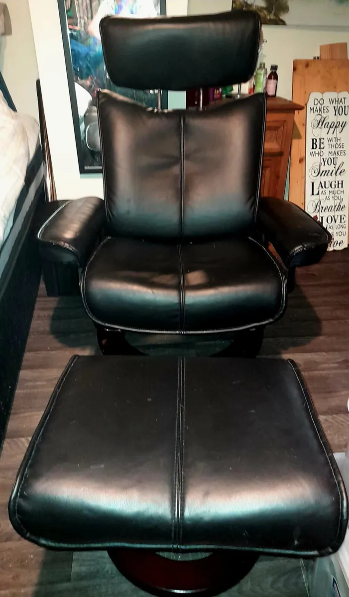 Leather chair an foot rest - Image 1