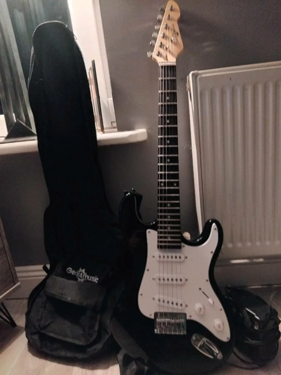 Electric guitar with case & small Amp - Image 1