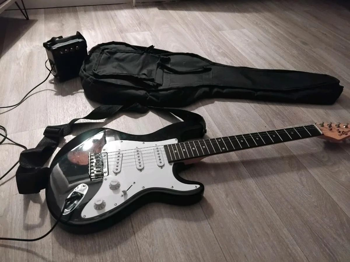 Electric guitar with case & small Amp - Image 2