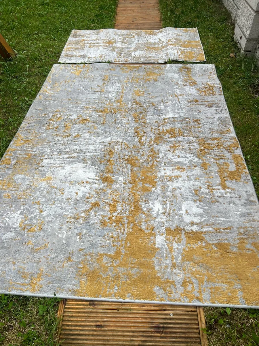 Large rug and matching small rug - Image 1