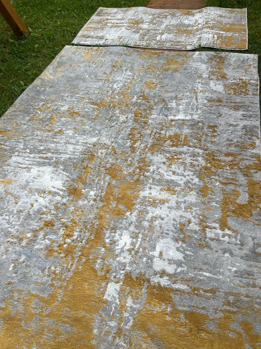 Large rug and matching small rug - Image 2