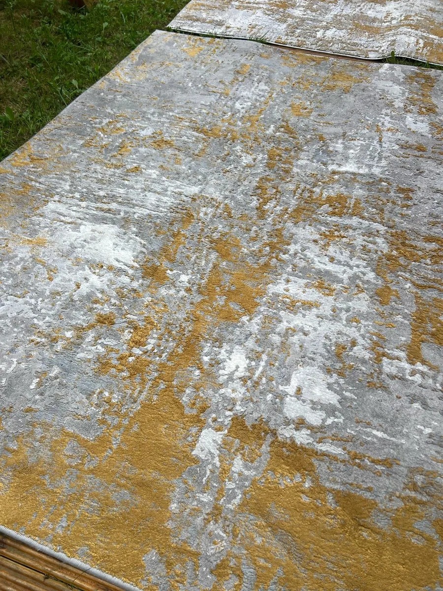 Large rug and matching small rug - Image 3