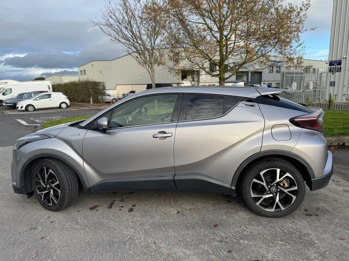 Toyota C-HR 2017 - Image 2