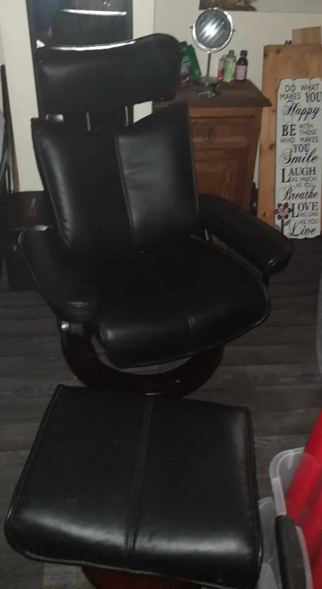 Leather chair an foot rest - Image 2