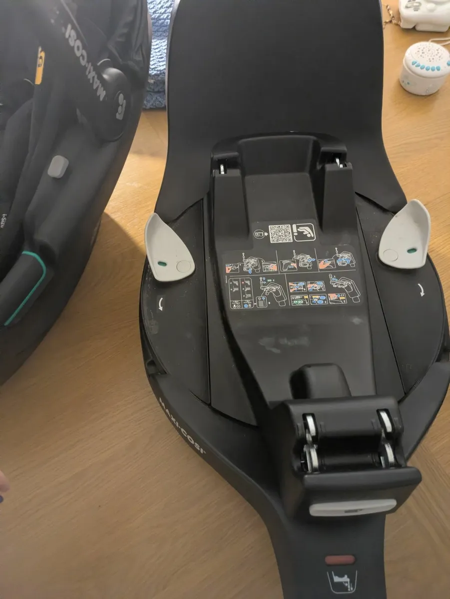 Car Seat and Base - Image 2