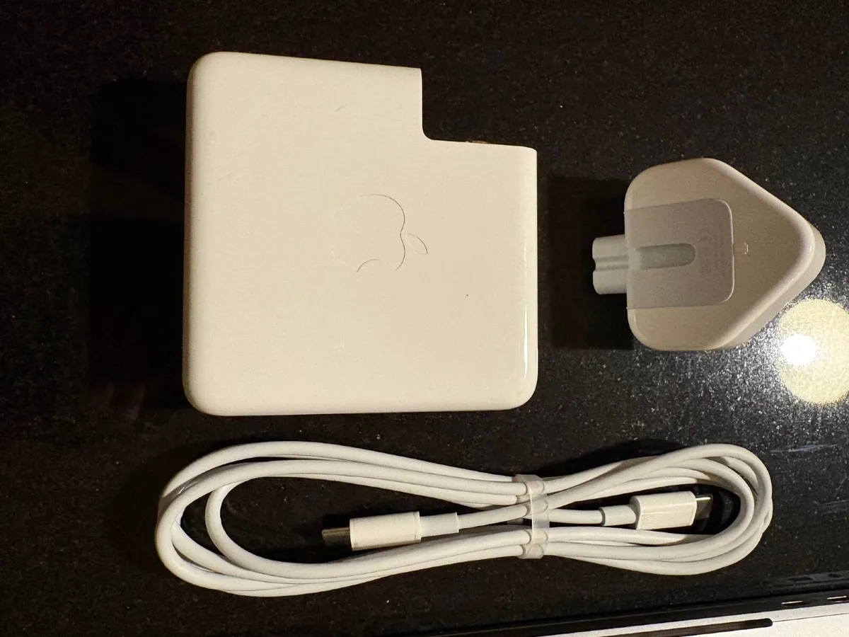 As New 16" Apple MacBook Pro Tahoe 512GB SSD, 16g - Image 2