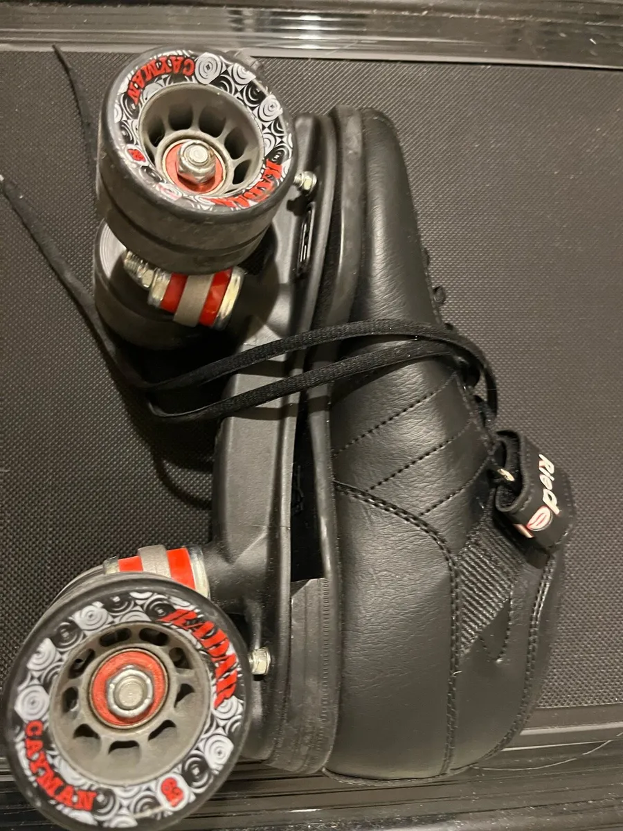 Roller skates with indoor wheels - Image 1