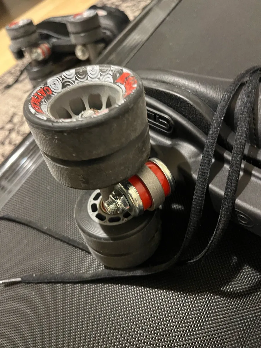 Roller skates with indoor wheels - Image 2