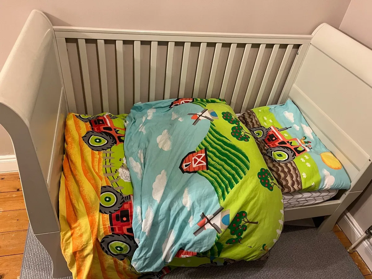 Mamas & Papas cot bed and chest of drawers - Image 1