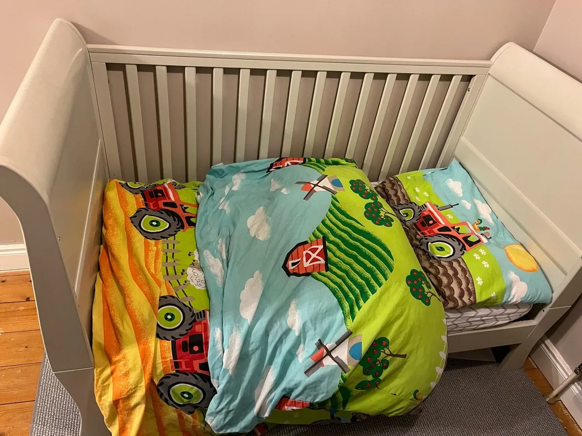 Mamas & Papas cot bed and chest of drawers - Image 3