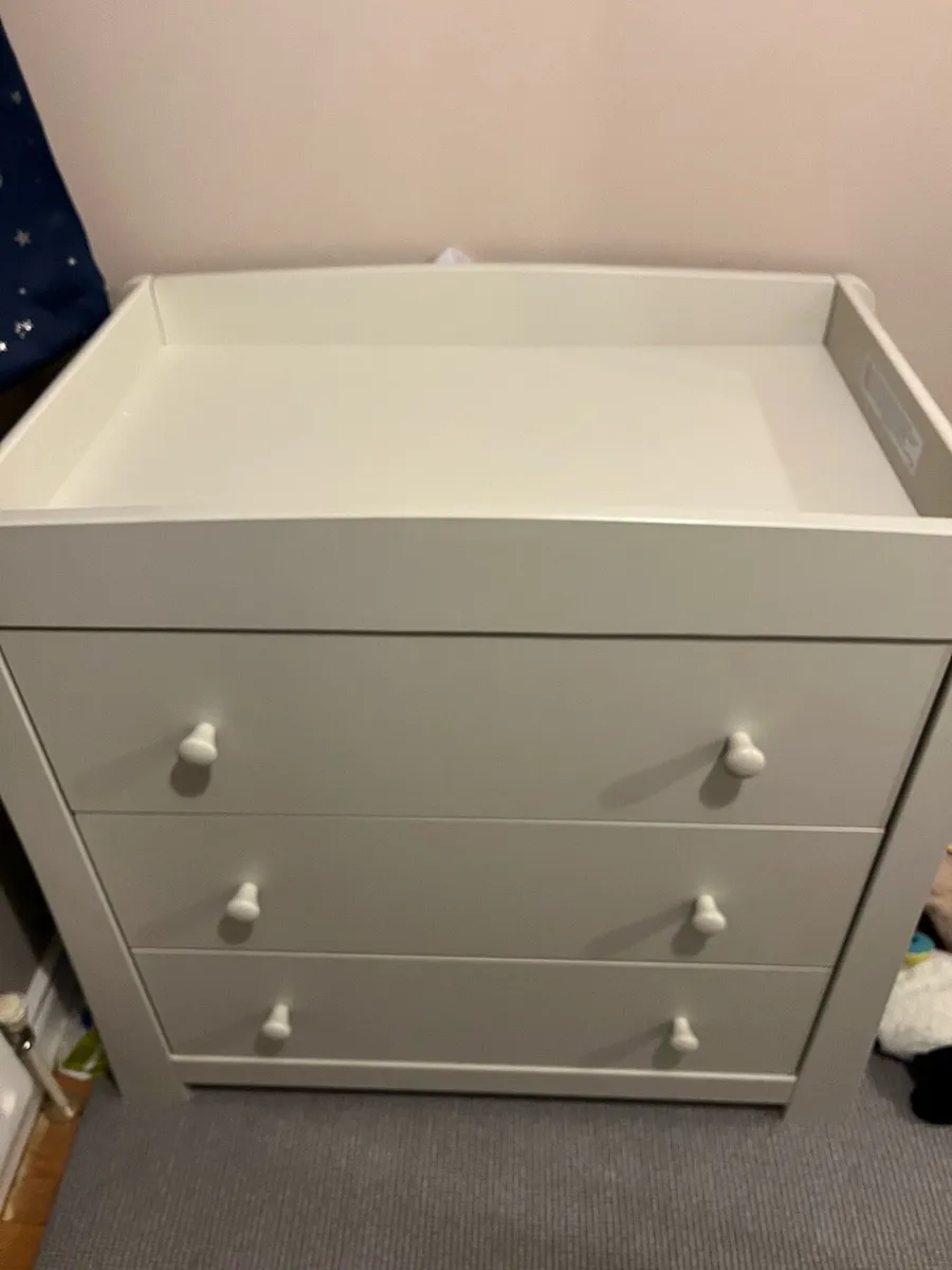 Mamas & Papas cot bed and chest of drawers - Image 4