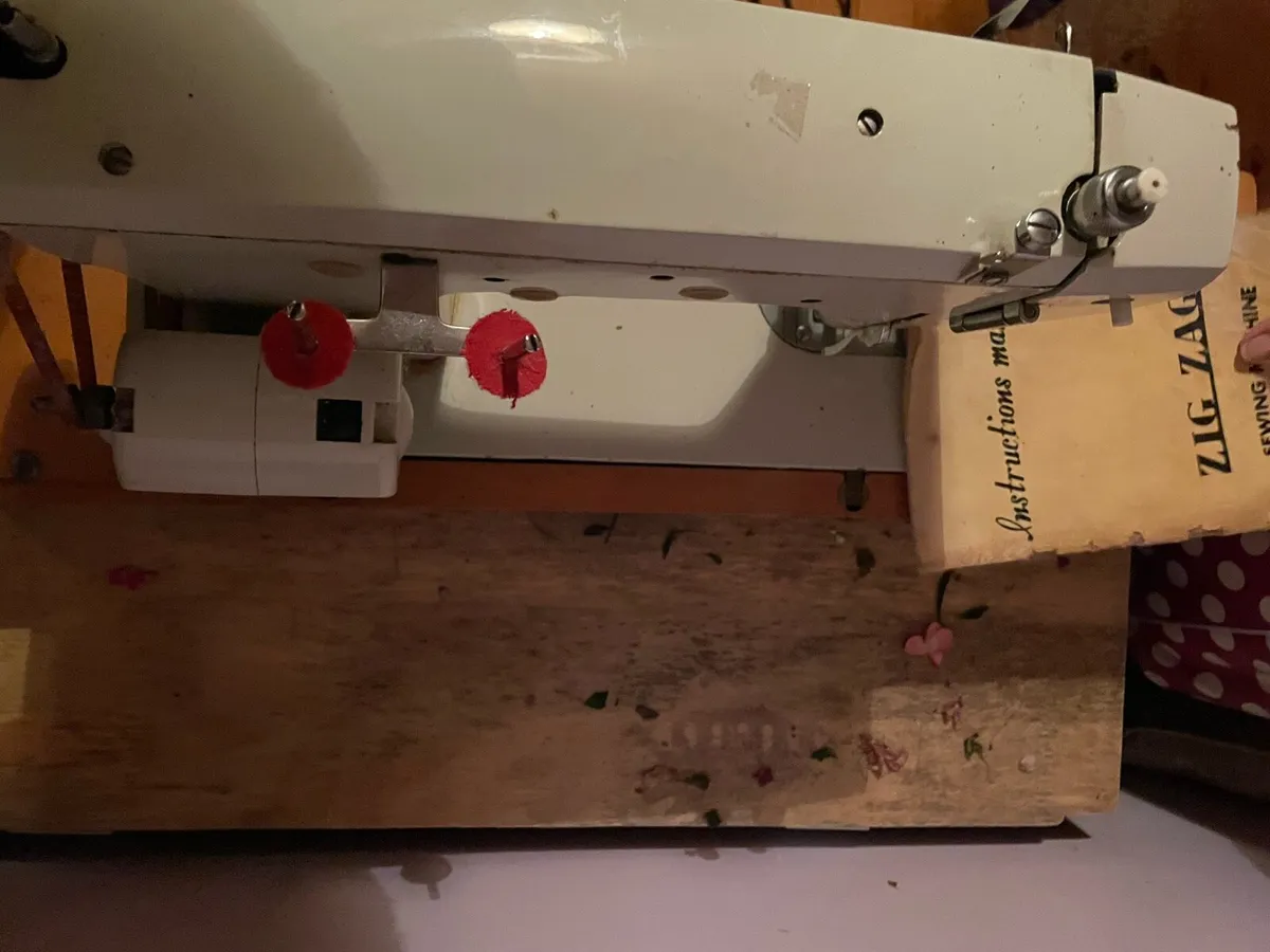 Sewing machine - Image 2