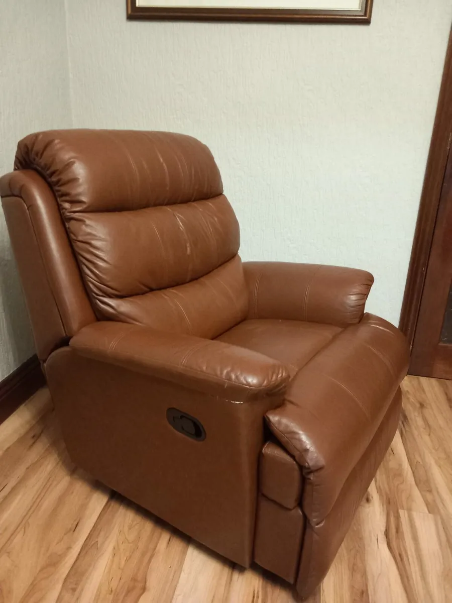 Brown recliner chair - Image 1