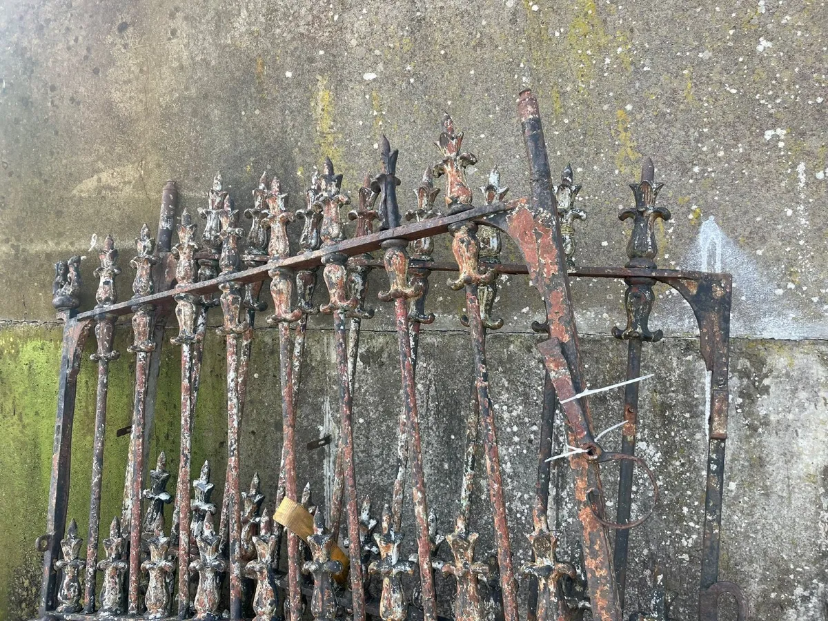 Stunning wrought iron gates - Image 3