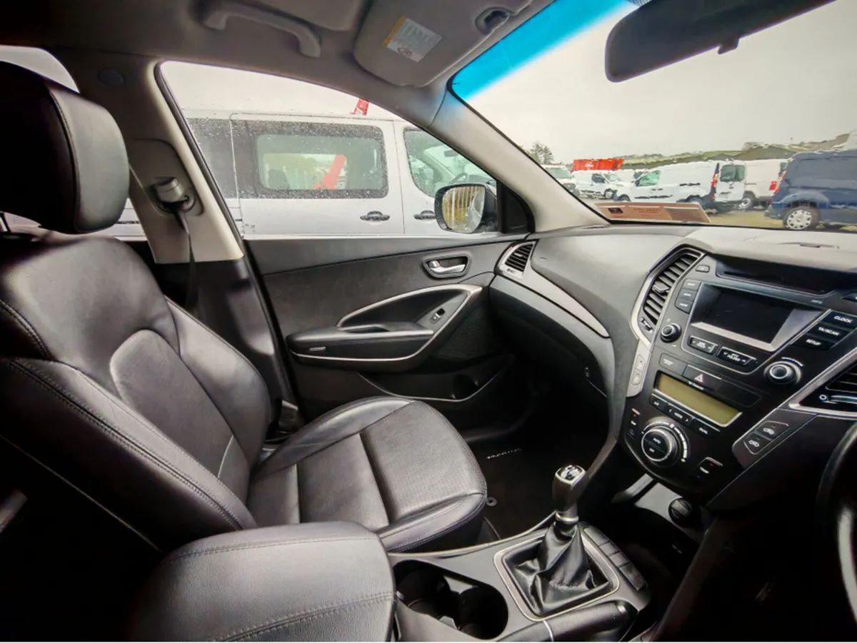 HYUNDAI SANTA FE 4WD EXECUTIVE 4DR - Image 2