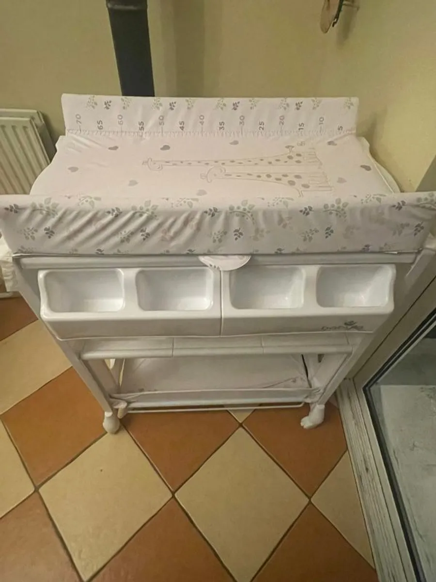 Babylo Changing table with bath - Image 1