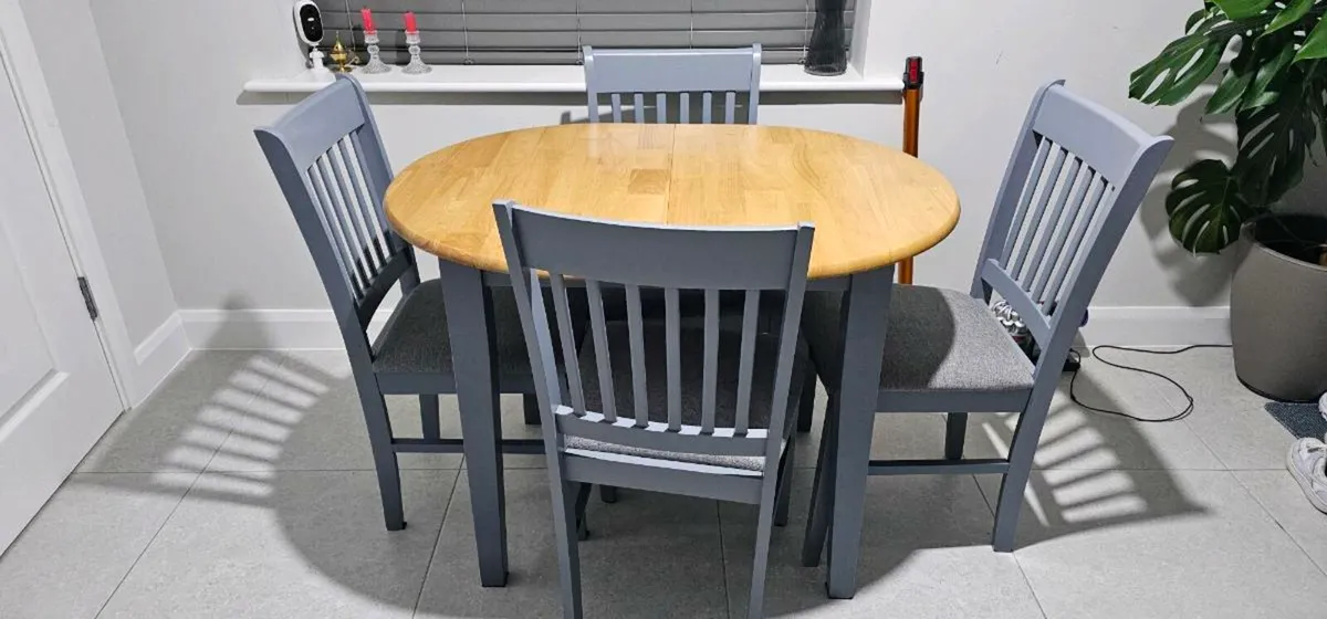Dinner set - Table and chairs - Image 1