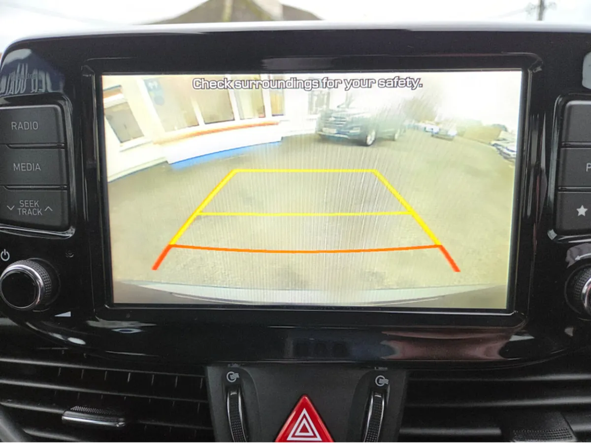 Hyundai i30 I 30 DIESEL DELUXE 1.6 5DR - Image 1