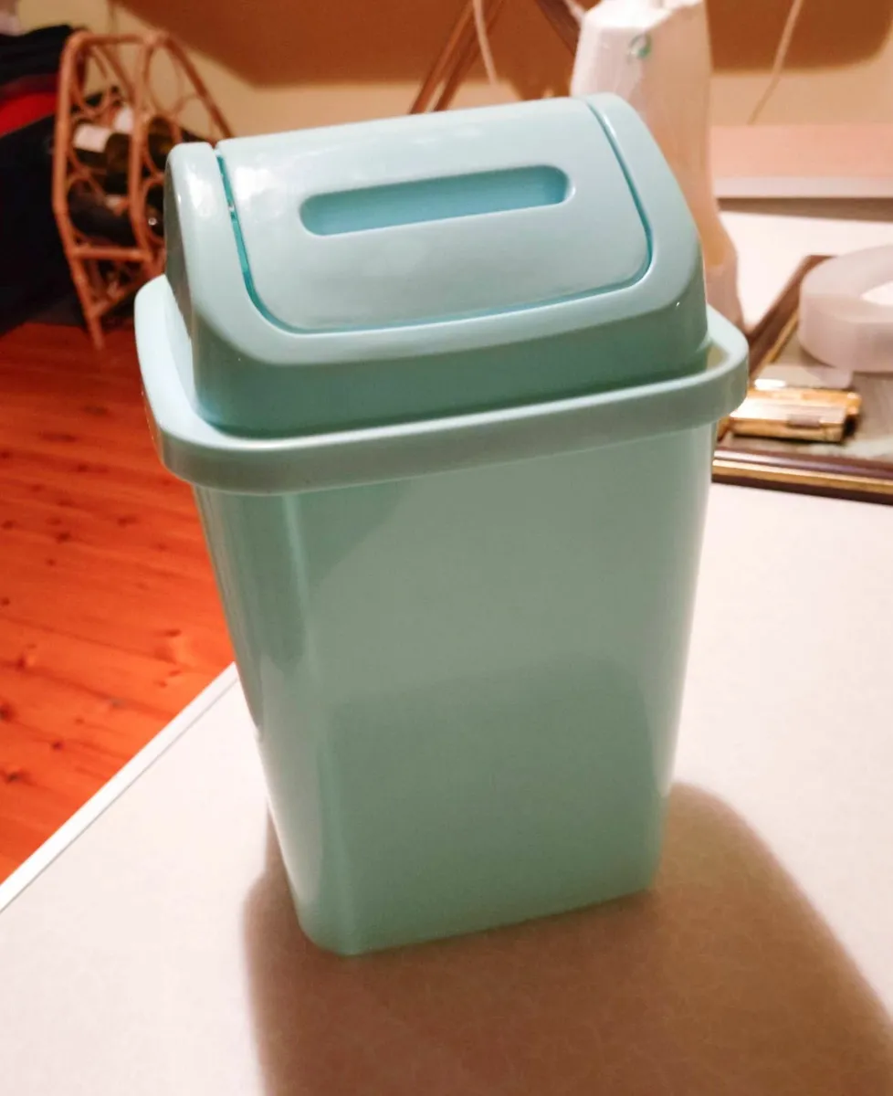 SMALL PLASTIC SWING BIN (BRAND NEW). - Image 1