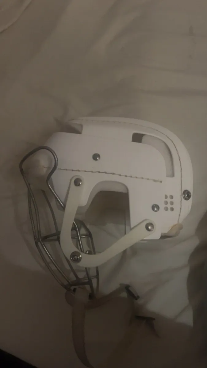 Hurling helmet - Image 2