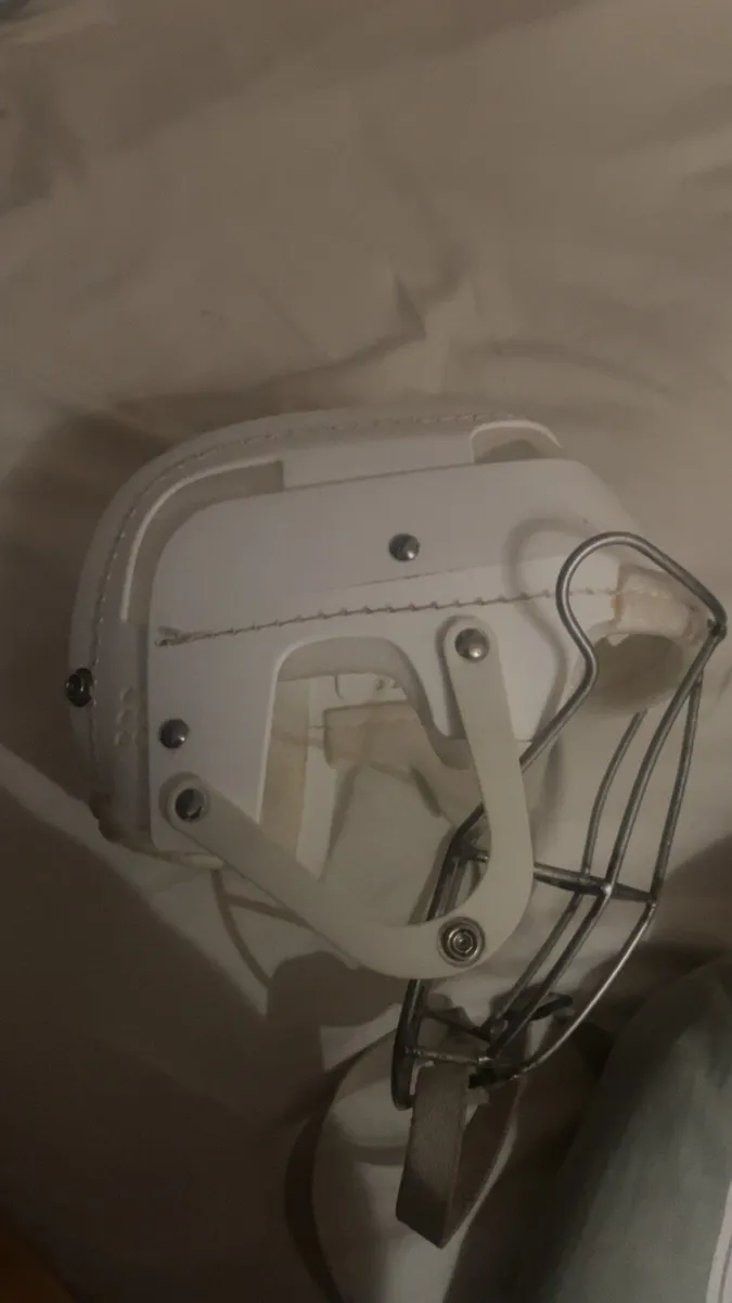 Hurling helmet - Image 3