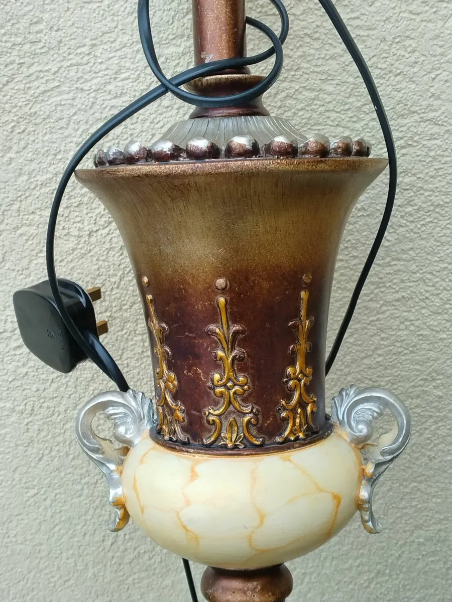 Stylish Retro Standard Lamp - Image 2