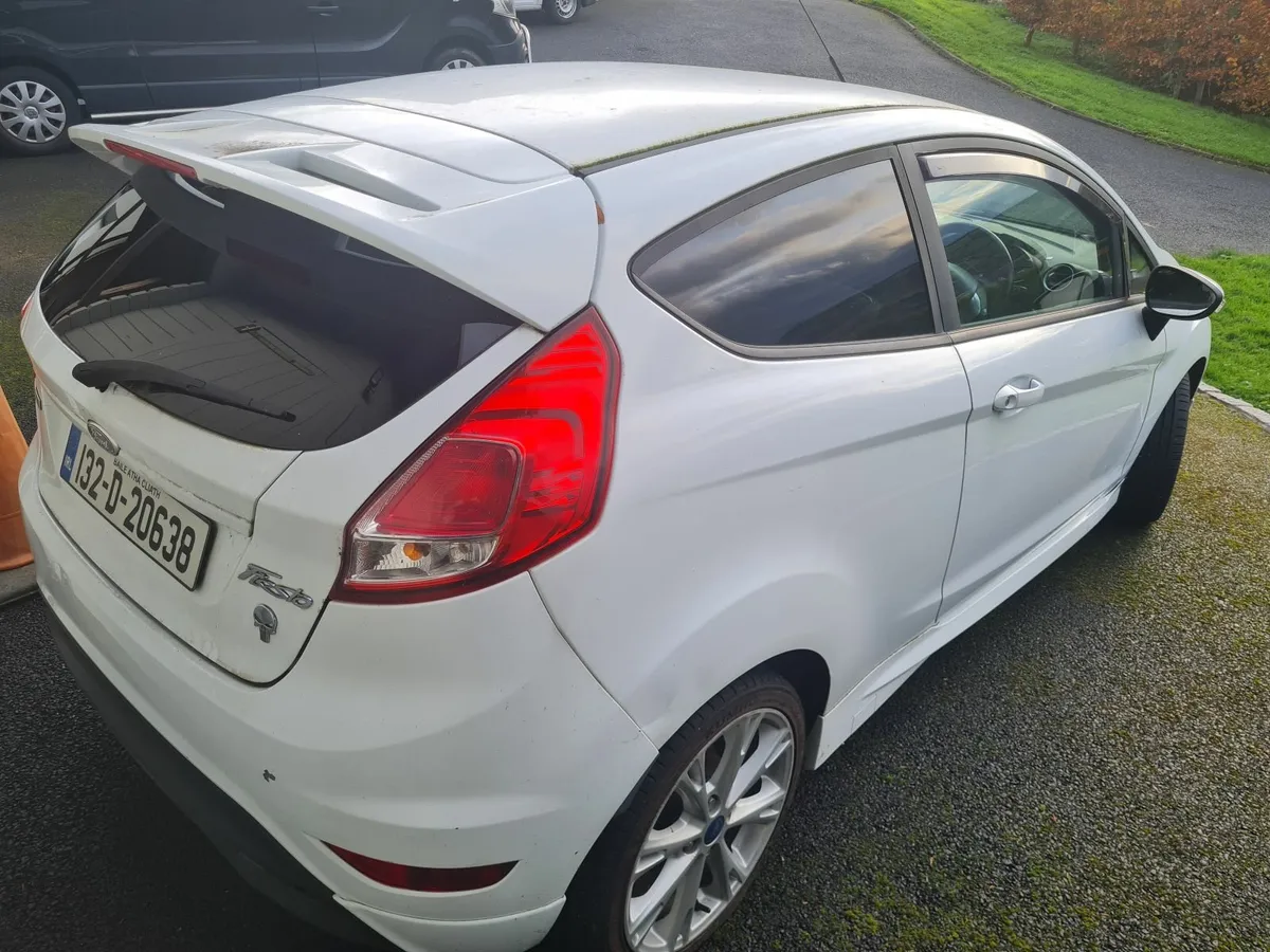 Ford Fiesta 2013 - Image 2