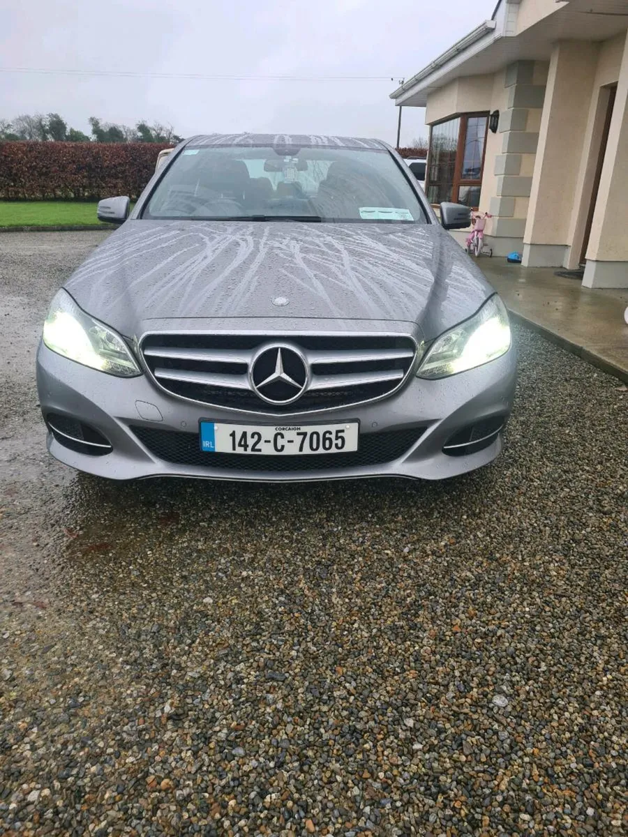 142 Mercedes 220 - Image 2