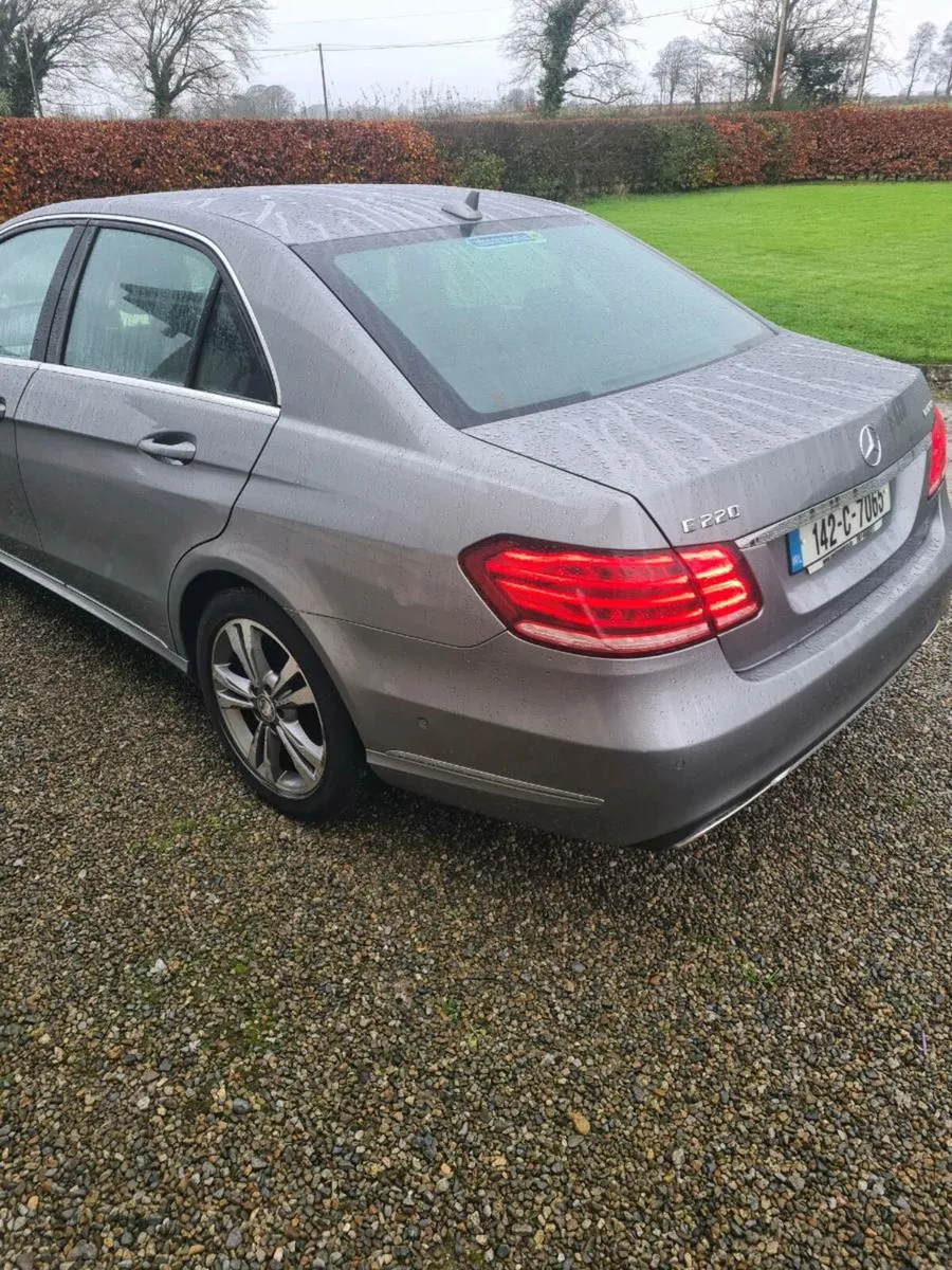 142 Mercedes 220 - Image 4